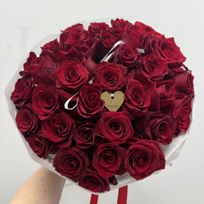 Elegancki bukiet z 35 czerwonych róż. Klasyczna kompozycja idealna na urodziny, rocznicę lub Walentynki. Dostawa kwiatów w Poznaniu.