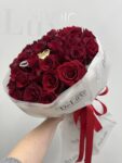 Elegancki bukiet z 35 czerwonych róż. Klasyczna kompozycja idealna na urodziny, rocznicę lub Walentynki. Dostawa kwiatów w Poznaniu.