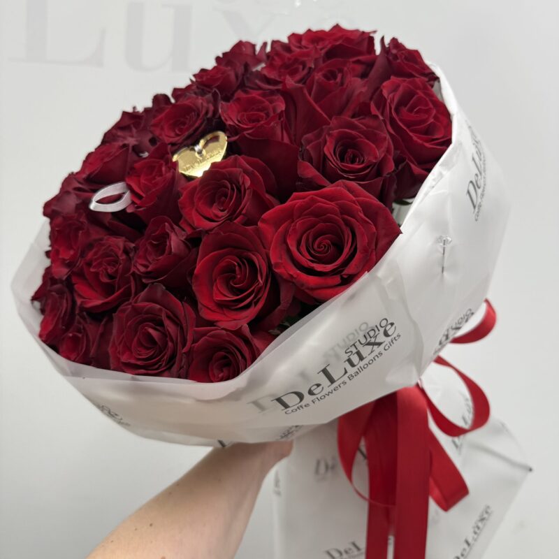 Elegancki bukiet z 35 czerwonych róż. Klasyczna kompozycja idealna na urodziny, rocznicę lub Walentynki. Dostawa kwiatów w Poznaniu.