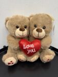 Pluszowy miś z sercem „Love You”. Idealny dodatek do kwiatów lub samodzielny prezent. Dostawa Poznań i okolice.