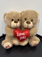 Pluszowy miś z sercem „Love You”. Idealny dodatek do kwiatów lub samodzielny prezent. Dostawa Poznań i okolice.