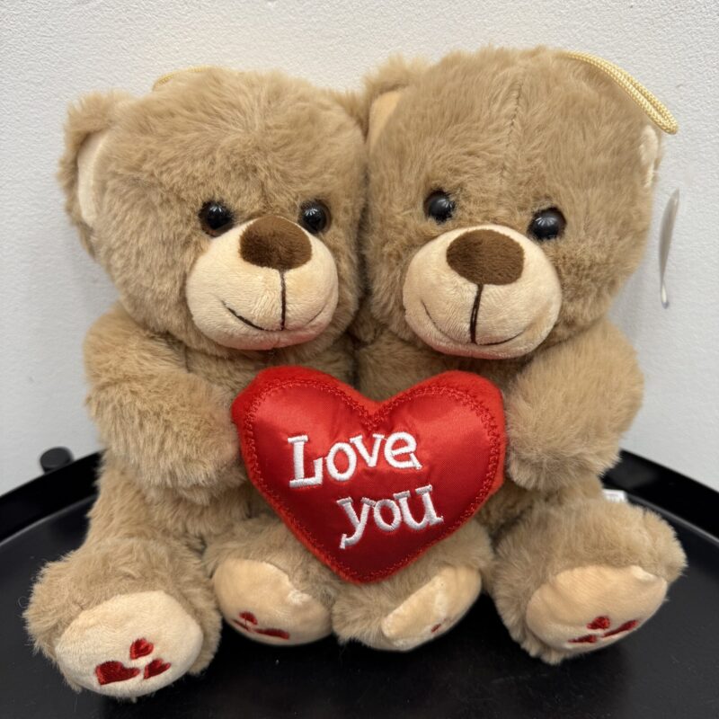 Pluszowy miś z sercem „Love You”. Idealny dodatek do kwiatów lub samodzielny prezent. Dostawa Poznań i okolice.