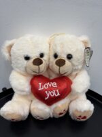 Pluszowy miś z sercem „Love You”. Idealny dodatek do kwiatów lub samodzielny prezent. Dostawa Poznań i okolice.