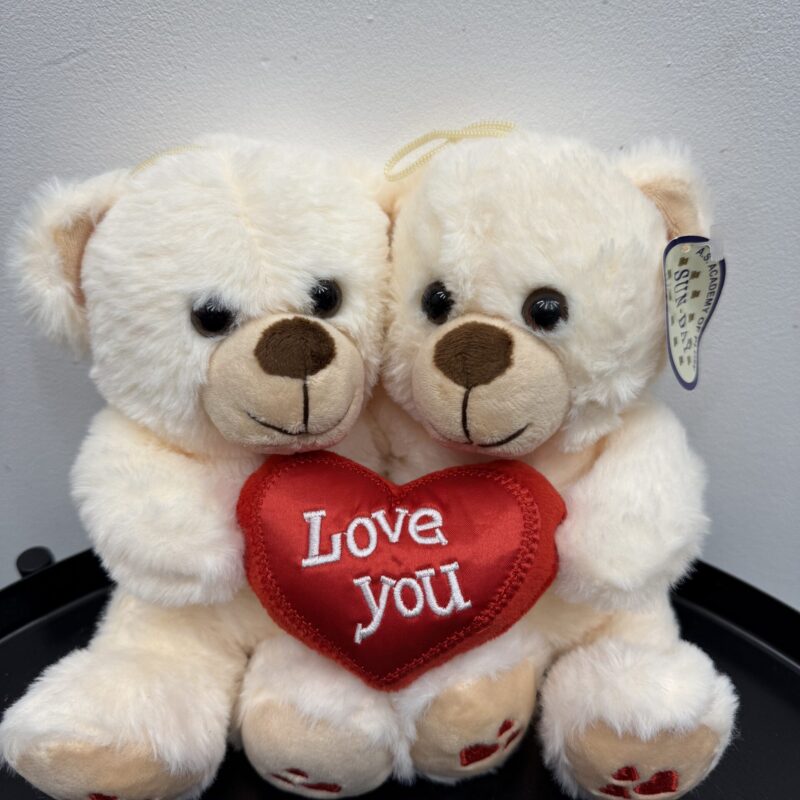 Pluszowy miś z sercem „Love You”. Idealny dodatek do kwiatów lub samodzielny prezent. Dostawa Poznań i okolice.