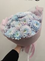 Chryzantema gałązkowa pastelowa – błękitno-różowy bukiet Studio Deluxe