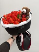25 czerwonych tulipanów w czarnej oprawie z pluszowym misiem – Studio Deluxe