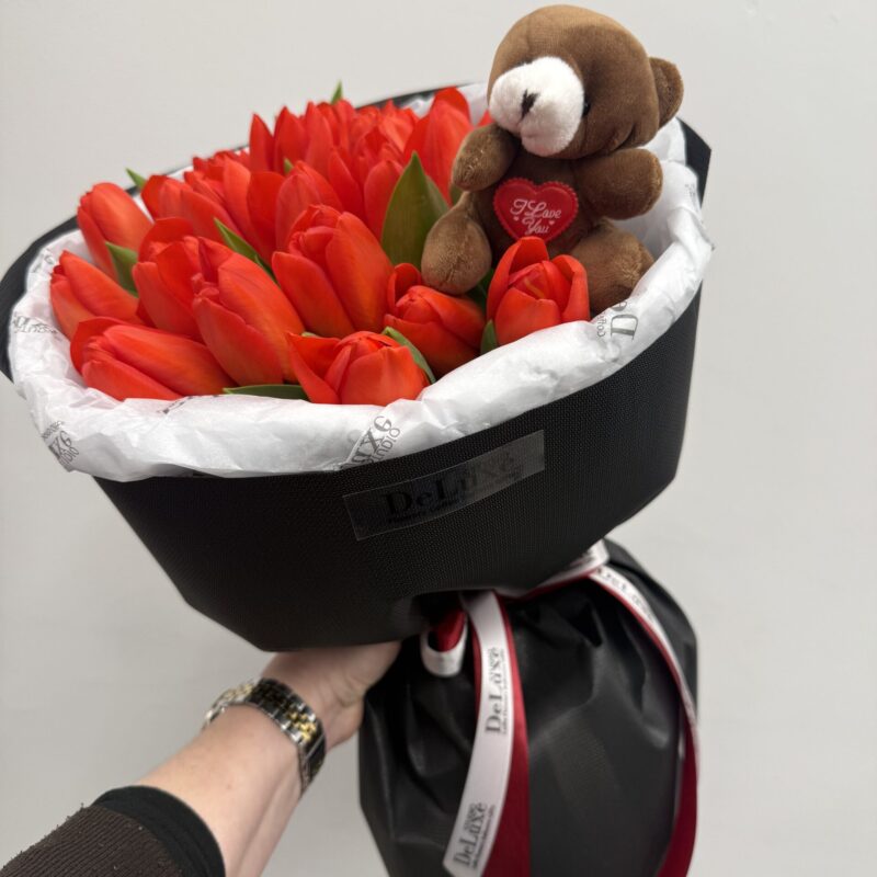25 czerwonych tulipanów w czarnej oprawie z pluszowym misiem – Studio Deluxe