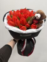 25 czerwonych tulipanów w czarnej oprawie z pluszowym misiem – Studio Deluxe