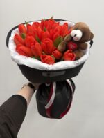 25 czerwonych tulipanów w czarnej oprawie z pluszowym misiem – Studio Deluxe
