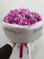 Duży bukiet różowej gipsówki w jasnej oprawie – Studio Deluxe Poznań