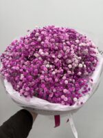 Duży bukiet różowej gipsówki w jasnej oprawie – Studio Deluxe Poznań