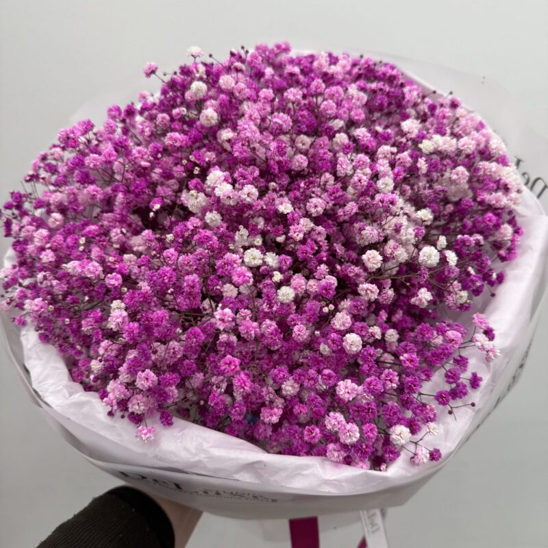 Duży bukiet różowej gipsówki w jasnej oprawie – Studio Deluxe Poznań