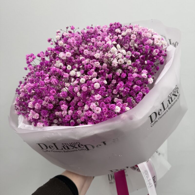 Duży bukiet różowej gipsówki w jasnej oprawie – Studio Deluxe Poznań