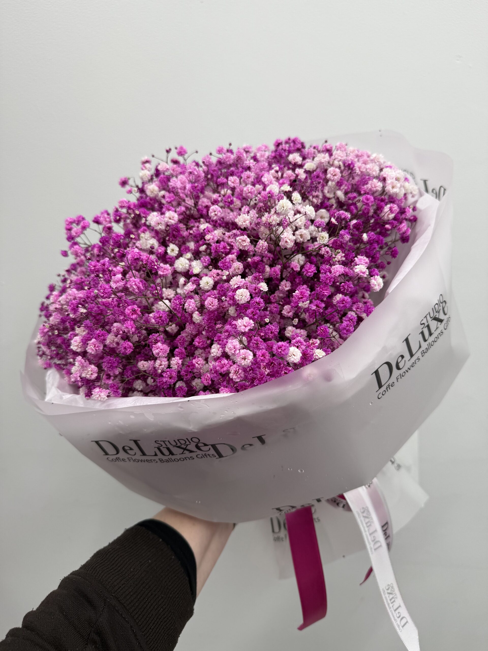 IMG_6579 (1) Duży bukiet różowej gipsówki w jasnej oprawie – Studio Deluxe Poznań