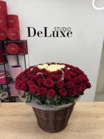 101 czerwonych róż w koszu z sercem z białych róż – Studio Deluxe Poznań