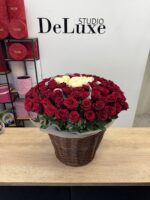 101 czerwonych róż w koszu z sercem z białych róż – Studio Deluxe Poznań