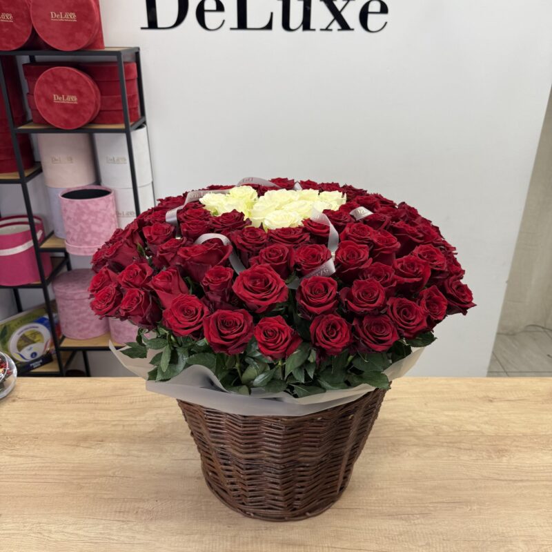 101 czerwonych róż w koszu z sercem z białych róż – Studio Deluxe Poznań