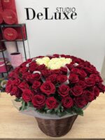 101 czerwonych róż w koszu z sercem z białych róż – Studio Deluxe Poznań