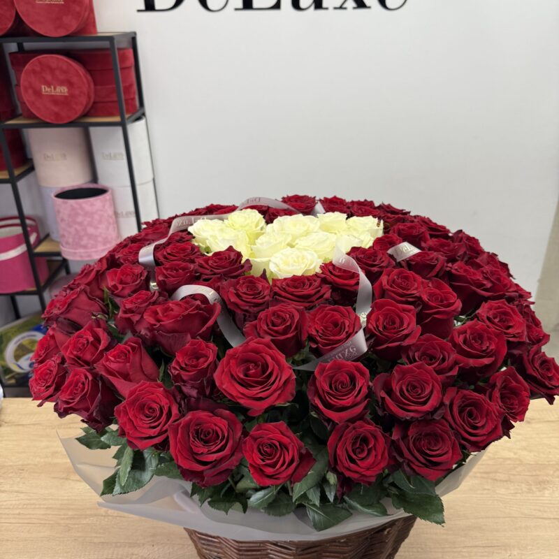 101 czerwonych róż w koszu z sercem z białych róż – Studio Deluxe Poznań