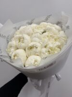 Bukiet z białych piwonii w jasnym opakowaniu – Studio Deluxe Poznań