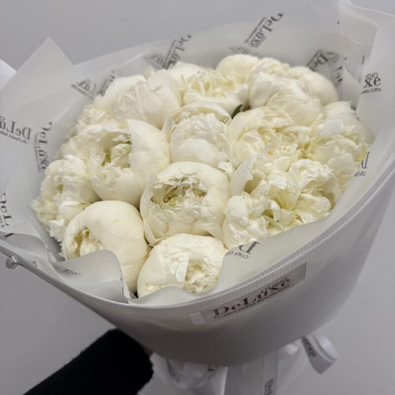 Bukiet z białych piwonii w jasnym opakowaniu – Studio Deluxe Poznań