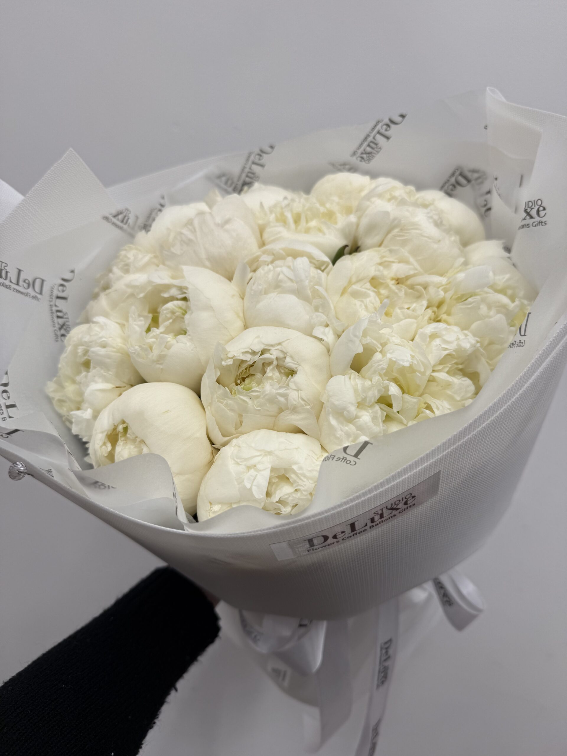 IMG_6826 Bukiet z białych piwonii w jasnym opakowaniu – Studio Deluxe Poznań
