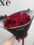Bukiet z czerwonych róż w ciemnym opakowaniu | Poznań
