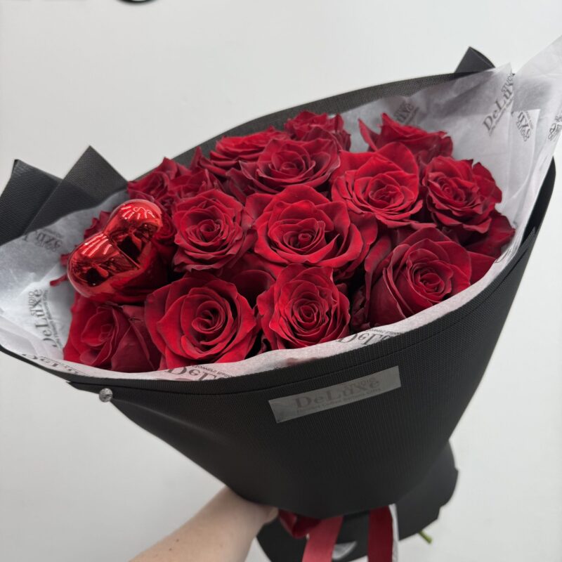 Bukiet z czerwonych róż w ciemnym opakowaniu | Poznań