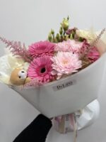 Bukiet z różowych gerber, chryzantemy, eustomy i goździków z misiem – Studio Deluxe Poznań