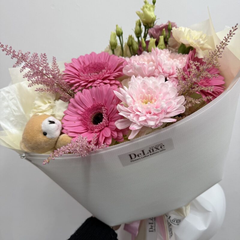Bukiet z różowych gerber, chryzantemy, eustomy i goździków z misiem – Studio Deluxe Poznań