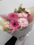 Bukiet z gerber, chryzantemy, eustomy i goździków z misiem – Studio Deluxe Poznań