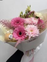 Bukiet z gerber, chryzantemy, eustomy i goździków z misiem – Studio Deluxe Poznań