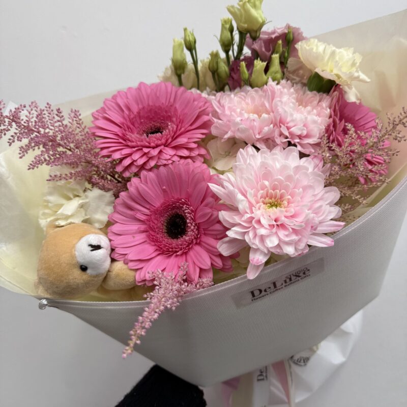Bukiet z gerber, chryzantemy, eustomy i goździków z misiem – Studio Deluxe Poznań
