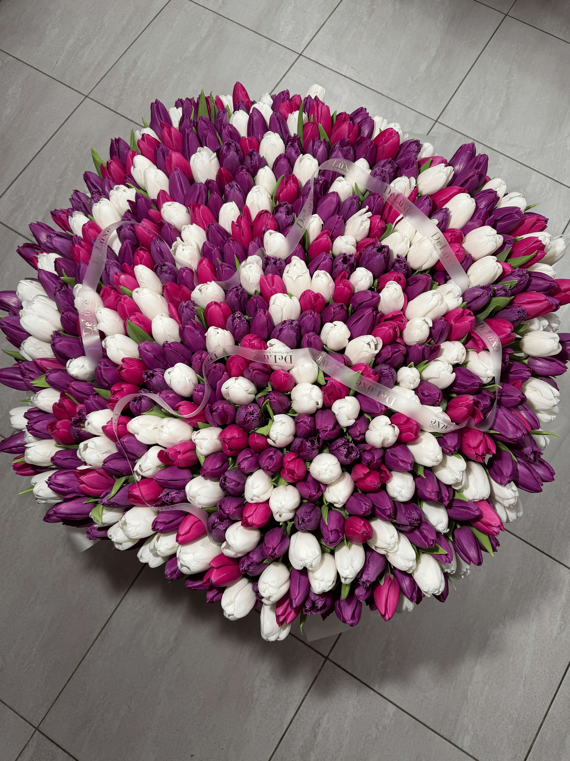 IMG_6987 (1) 1 501 tulipanów w koszu w odcieniach bieli, różu i fioletu – Studio Deluxe Poznań