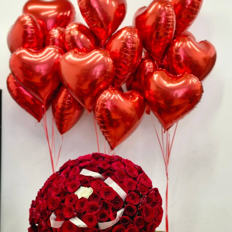 Zestaw 101 róża czerwona + balony serce 21 szt