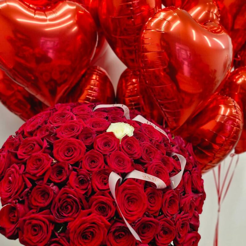 Zestaw 101 róża czerwona + balony serce 21 szt