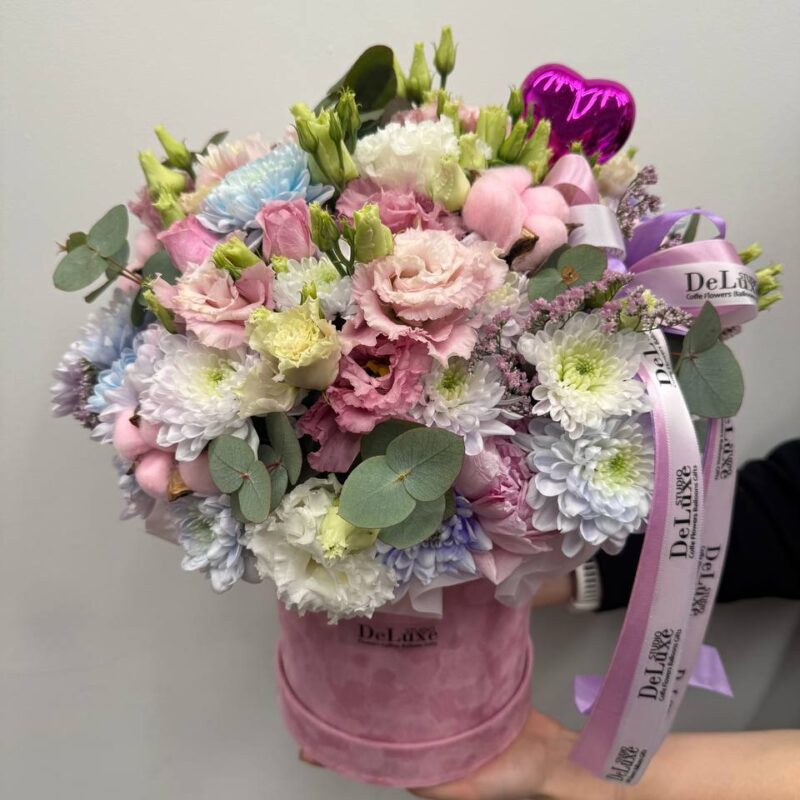 Flowerbox z eustomą, chryzantemą i goździkiem w różowym pudełku