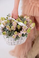 Kosz z hiacyntami i eukaliptusem - obrazek 4