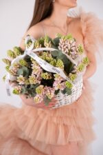 Kosz z hiacyntami i eukaliptusem - obrazek 3