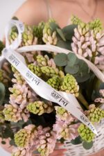 Kosz z hiacyntami i eukaliptusem – Studio Deluxe Poznań