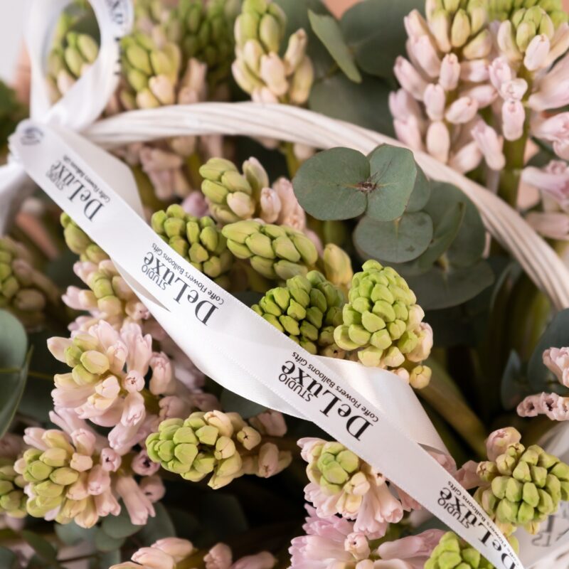 Kosz z hiacyntami i eukaliptusem – Studio Deluxe Poznań