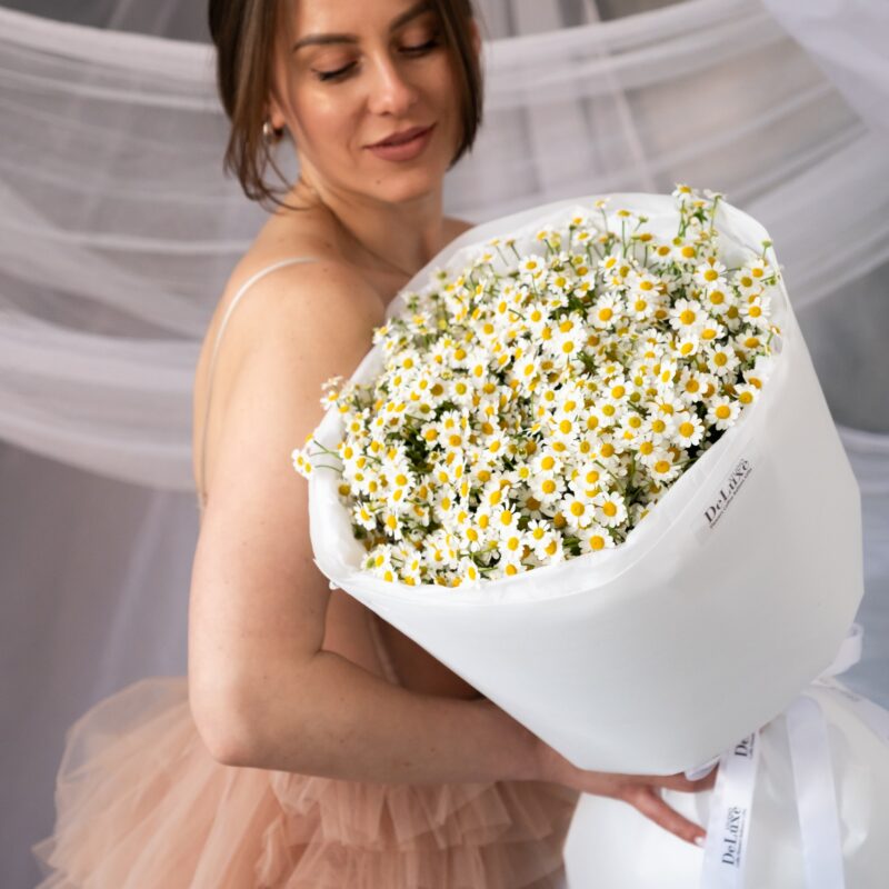 Bukiet rumianku z torebką transportową – Studio Deluxe Poznań