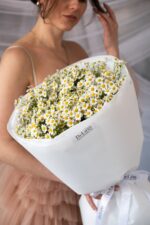 Bukiet rumianku z torebką transportową – Studio Deluxe Poznań