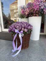 Kosz z fioletowych tulipanów - obrazek 4