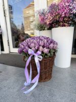 Kosz z fioletowych tulipanów - obrazek 2