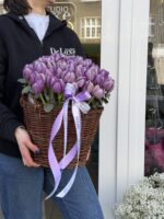 Kosz z fioletowych tulipanów - obrazek 3