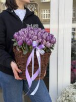 Kosz z fioletowych tulipanów i eukaliptusem – Studio Deluxe Poznań