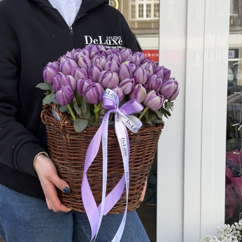 Kosz z fioletowych tulipanów i eukaliptusem – Studio Deluxe Poznań