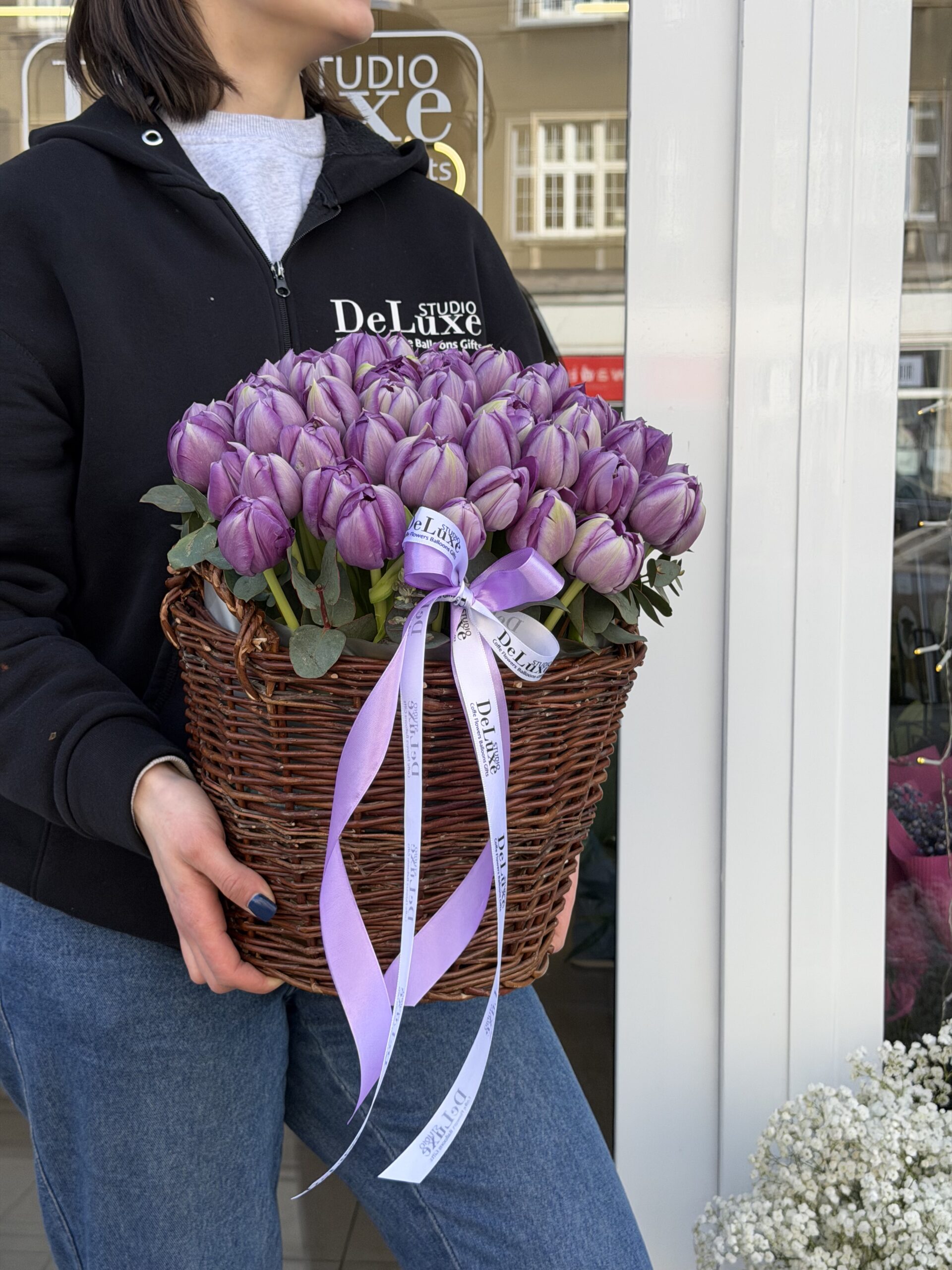 IMG_0794 Kosz z fioletowych tulipanów i eukaliptusem – Studio Deluxe Poznań