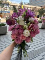 Wiązanka pogrzebowa w odcieniach różu z eleganckimi dodatkami kwiatowymi.